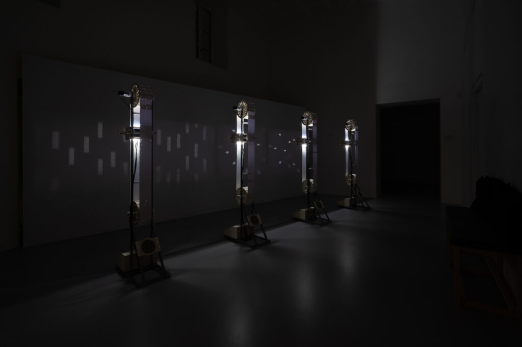 Basalt - Computer Fabric - Marin Esnault, Light weaving, 2024
Installation numérique & sonore
© Estelle Chaigne 