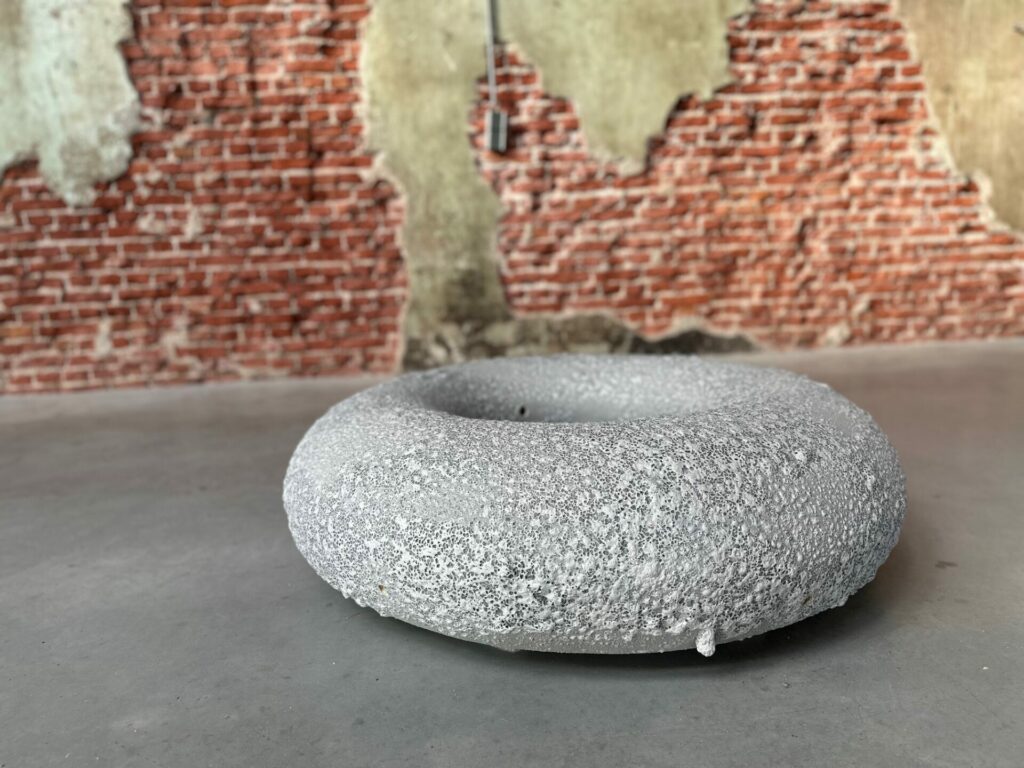 Basalt - Le complexe des flûtes sacrées - Myriam Martinez, TORE, 2025
Sculpture sonore en grès, sable noir, bande-son
Ouevre Réalisée à l’EKWC dans le cadre d’une résidence soutenue par l’Institut Français et la Région Bretagne
Crédit  photo : Myriam Martinez 