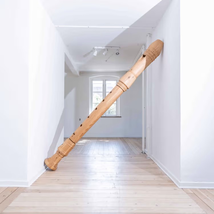 Basalt - Le complexe des flûtes sacrées - Ragnhild May , 2,6 x 0.4m.
wood. Installation shot from the exhibition “Instructions” by Ragnhild May for @sporfestival 2025.
Crédit photo : Spektrals