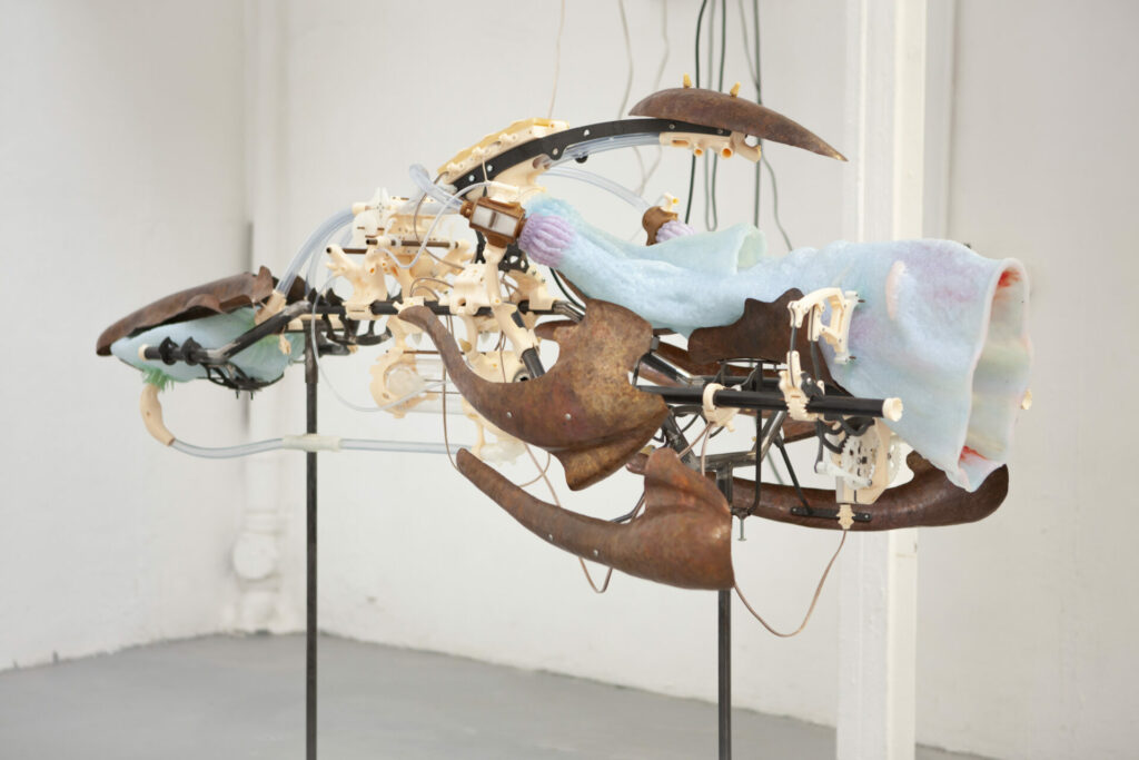 Basalt - Les notes de Fortuna - Thomas Besset, Arum trachea, 2024
Acier, plastiques divers, cuivre martelé, silicones, composants électroniques
Photo : Simon Marin  