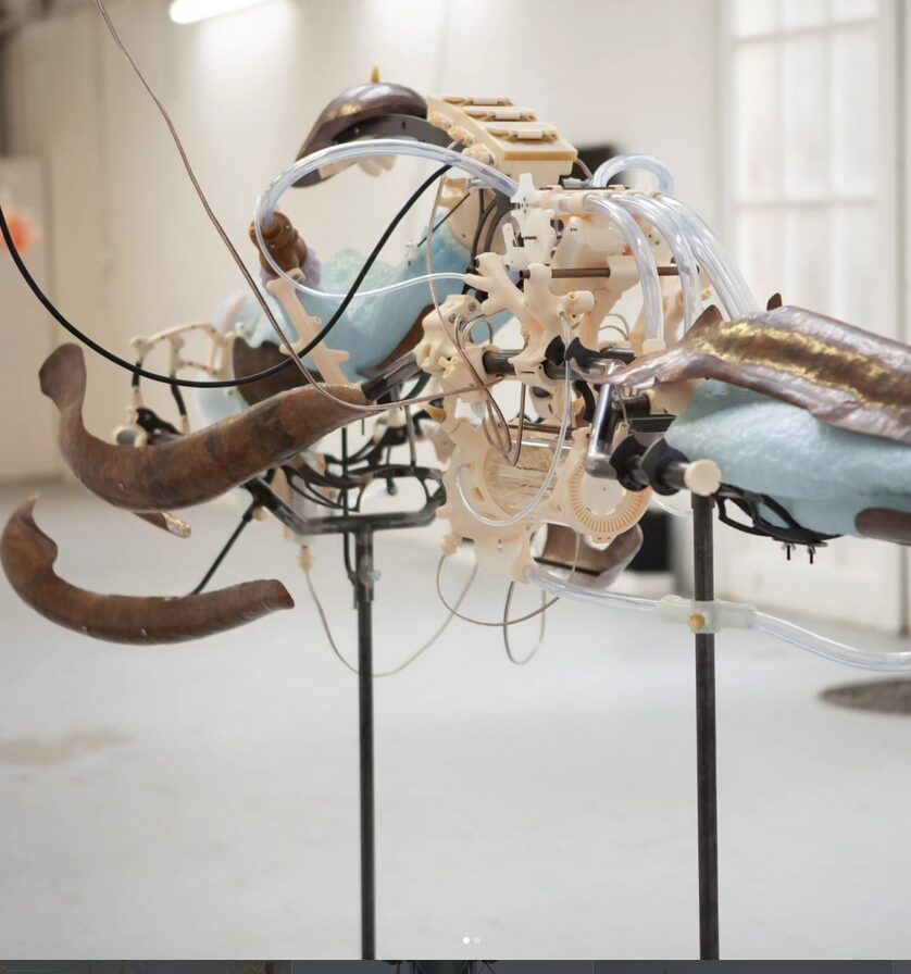 Basalt - Les notes de Fortuna - Thomas Besset, Arum trachea, 2024
Acier, plastiques divers, cuivre martelé, silicones, composants électroniques
Photo : Simon Marin 